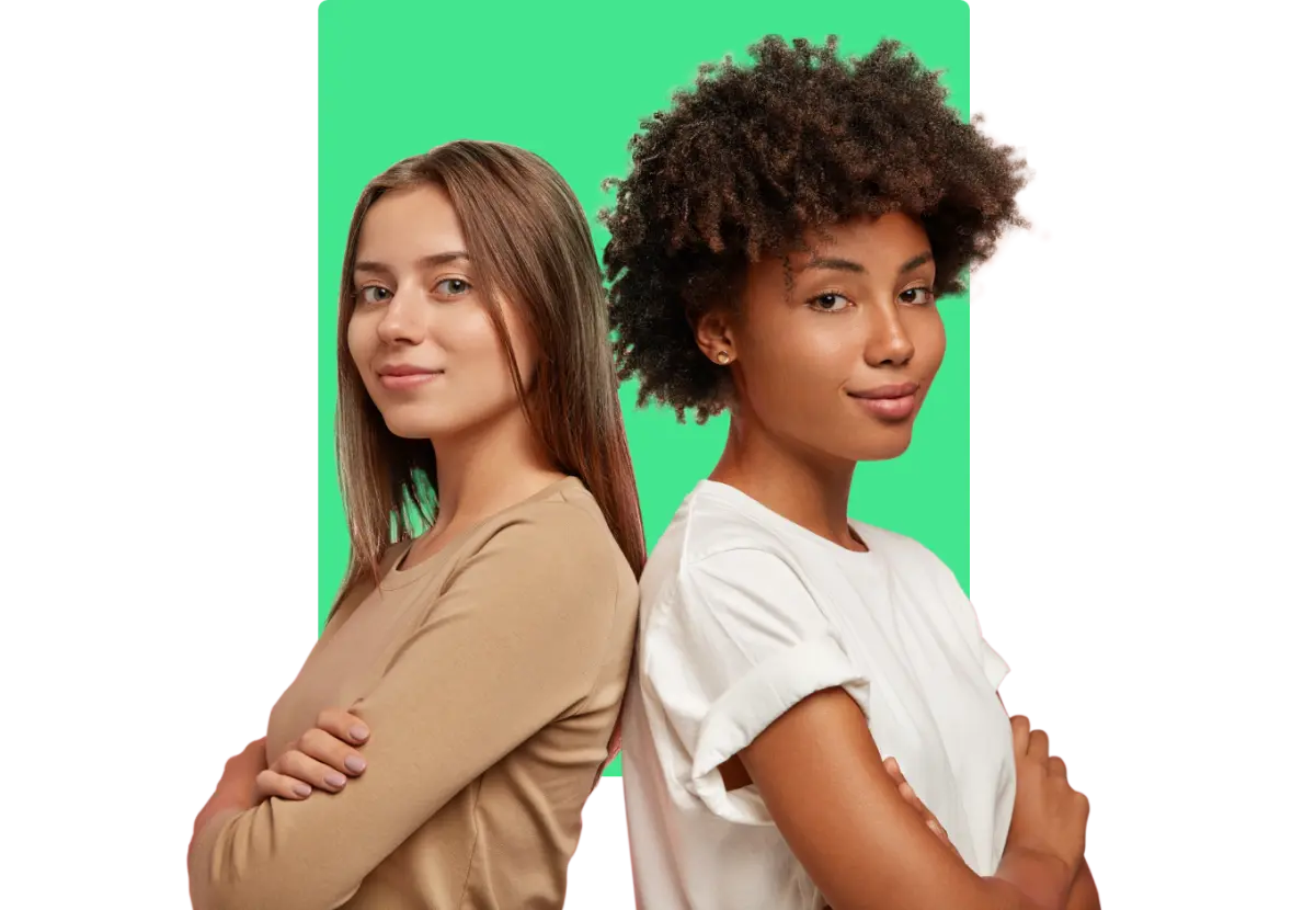 duas mulheres escoradas de costas com braços cruzados e sorrindo